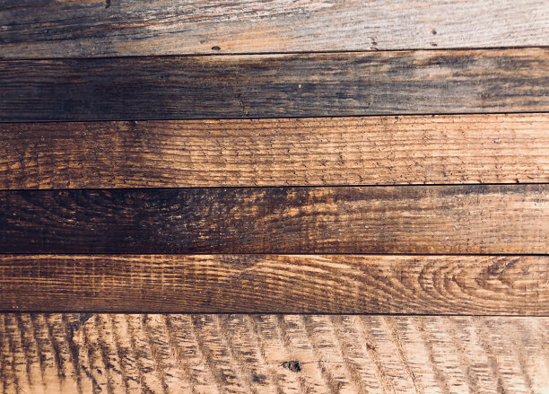 近距离观看棕色破旧的小鸡木板图片下载