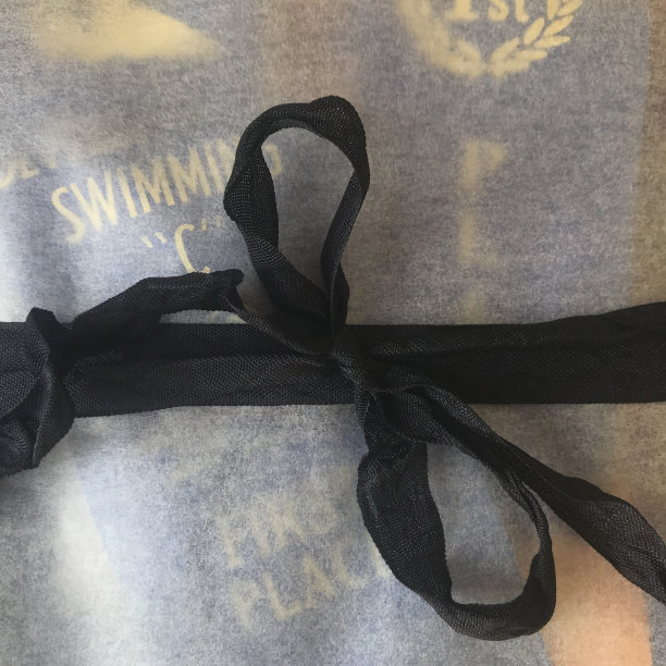 用薄纸包裹的旧游泳丝带图片下载