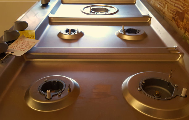 安装新炉顶。图片下载