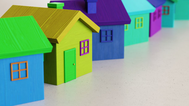 颜色鲜艳的玩具木屋在简单的浅灰色表面上图片下载