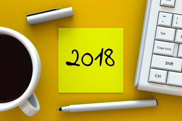 2018年，信息在笔记纸上，电脑和咖啡隔离在黄桌子上，3D渲染图片下载