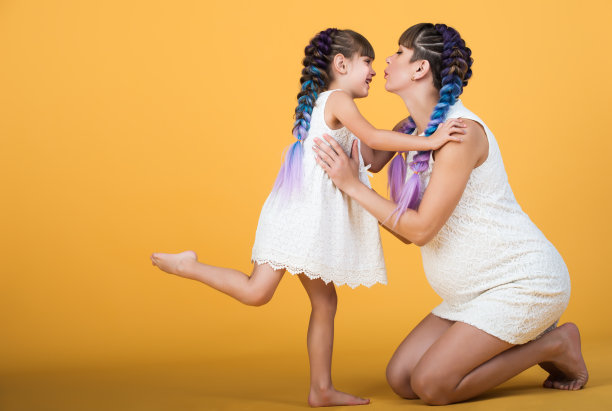 孕妇和她的小女儿图片下载