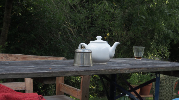 在外面的茶壶壶茶罐图片下载