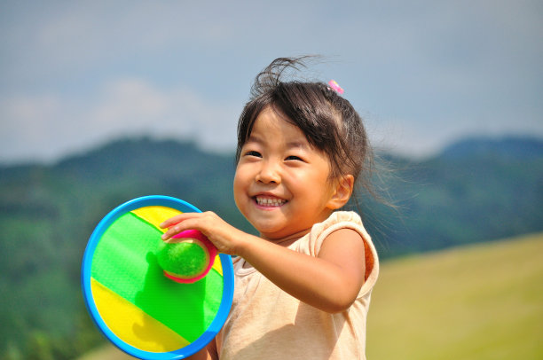 女孩在玩球图片下载