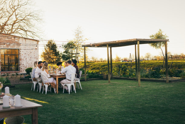 一群朋友在户外聚会图片下载