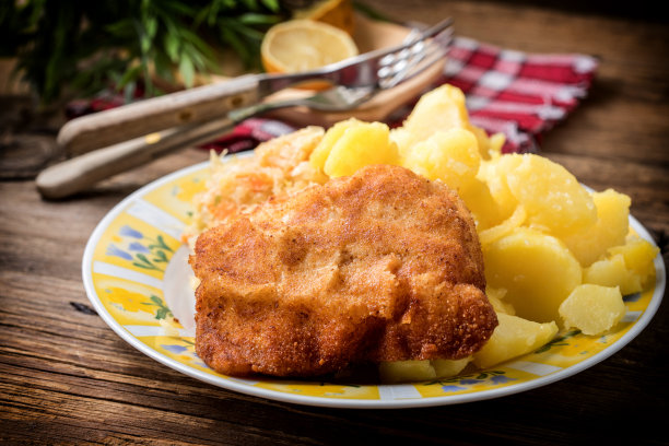 煎鳕鱼片上桌。素材图片