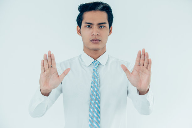 年轻经理做出停止手势的肖像素材图片