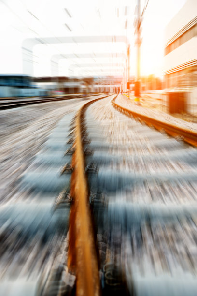 在铁路上快速前进图片下载