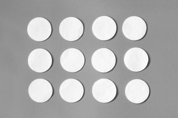 灰色背景上的棉垫图案。平的。美容，水疗，身体护理。图片下载