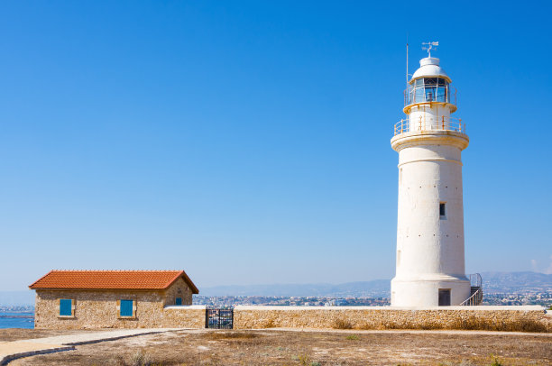 塞浦路斯帕福斯考古公园遗址附近的古老白色灯塔素材图片