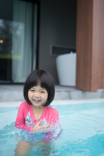 游泳池里的漂亮小女孩图片下载