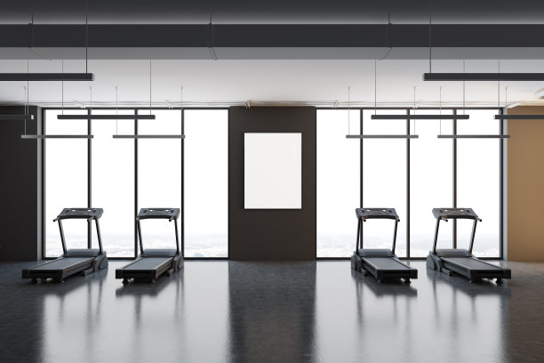 灰色房间里有四台跑步机，还有海报图片下载