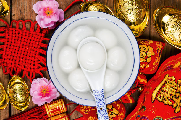 中国元宵节食品，红包和金元宝。汉字意味着好运、财富和繁荣。素材图片