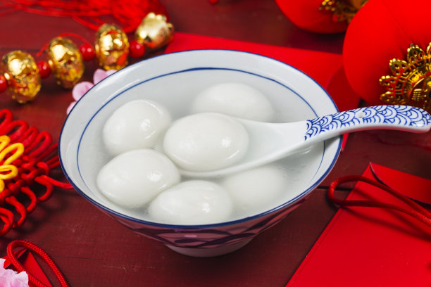 中国元宵节食品，红包和金元宝。汉字意味着好运、财富和繁荣。素材图片