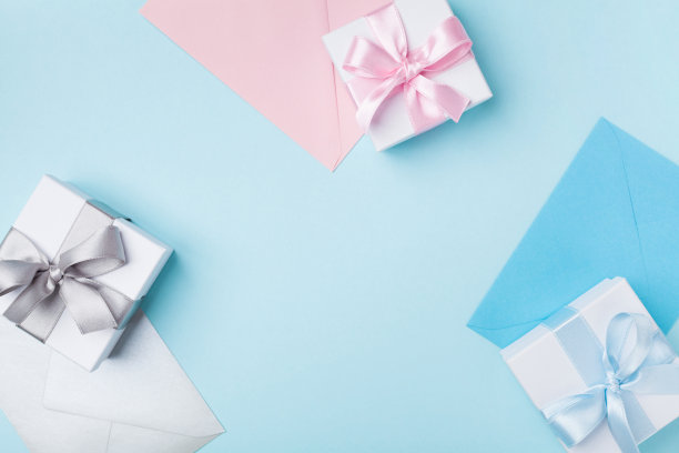 礼品或礼盒和彩色信封上的蓝色桌面视图。欢迎来度假。平的。图片下载