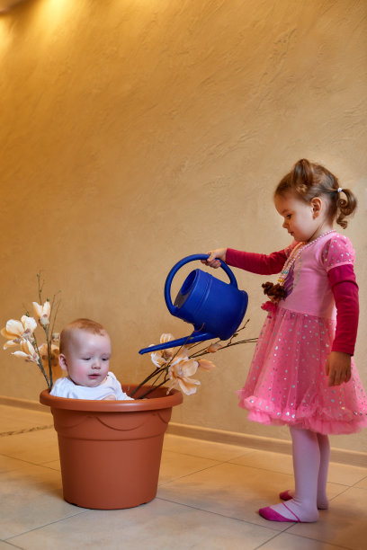 小男孩在塑料桶里图片下载