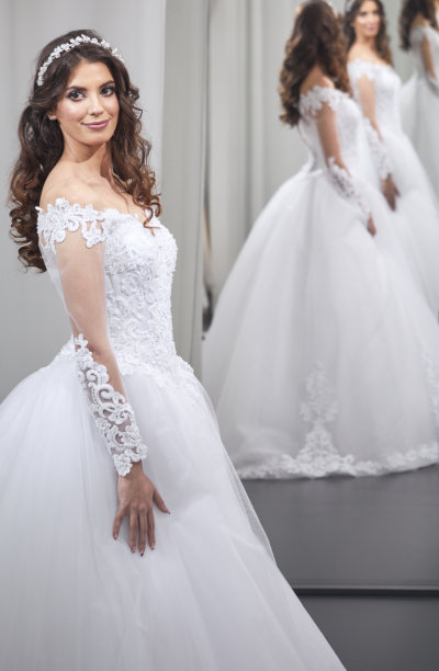 满意的年轻新娘，一个人，看着自己，在镜子里，幸福图片下载