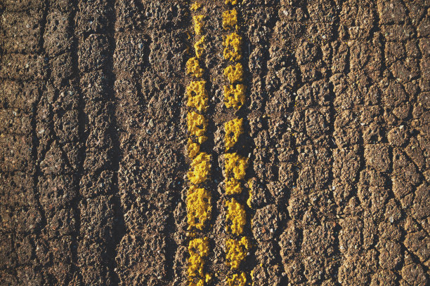 破裂损坏的公路图片下载