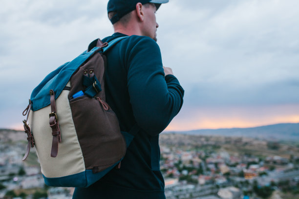 游客从高处俯瞰土耳其戈雷米市的日落。卡帕多西亚。旅游、休息、休假。图片下载