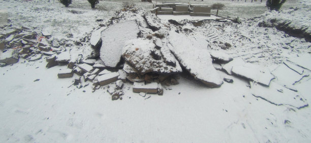 被雪覆盖的柏油碎块图片下载