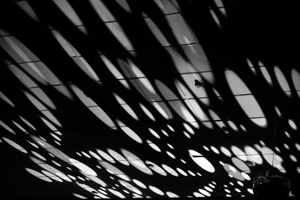 天花板上灯光的反射图片下载