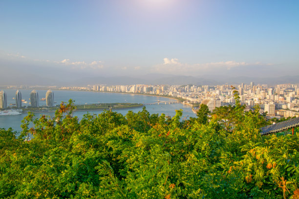 三亚的城市全景，在城市的最高点，凤凰岛。图片下载