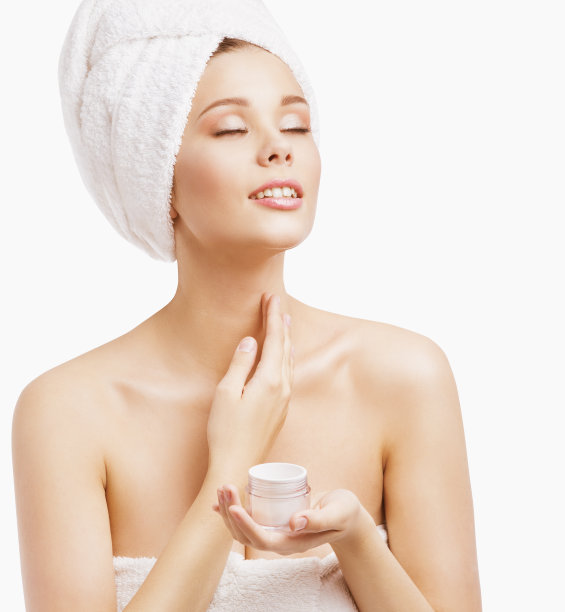 女人水疗美容，年轻模特在浴巾应用皮肤保湿图片下载