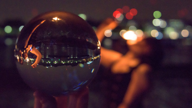 火焰喷射器，透过水晶球看到图片下载