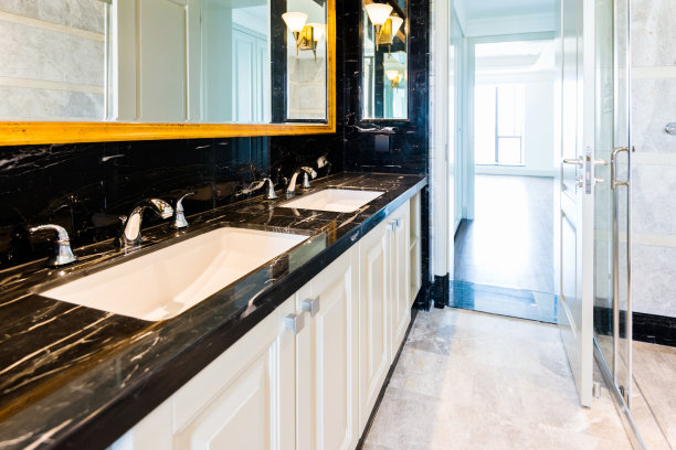 现代浴室中的水槽和镜子素材图片