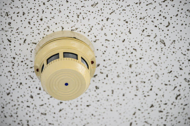安装在天花板上的烟雾探测器图片下载
