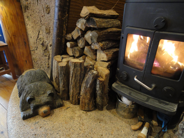 壁炉，有成堆的柴火图片下载