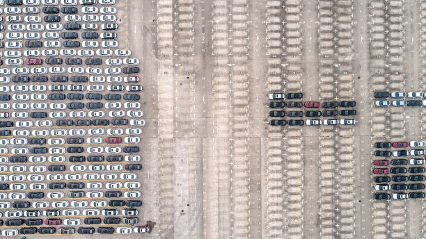 鸟瞰图的汽车停车场俯视图图片下载