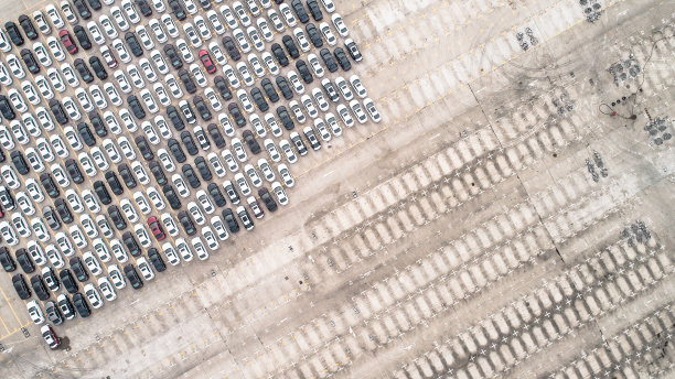 鸟瞰图的汽车停车场俯视图图片下载