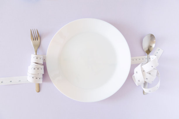 测量水龙头上的叉子和勺子，保健，饮食概念图片下载