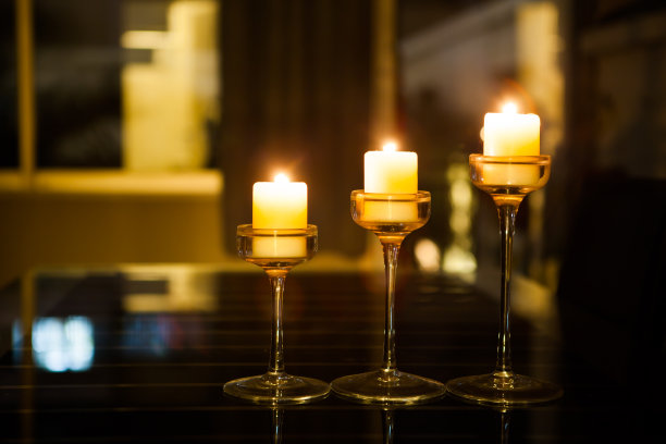 餐桌上有三个烛台图片下载