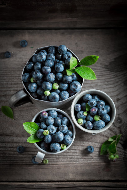 旧金属杯里多汁的蓝莓图片下载