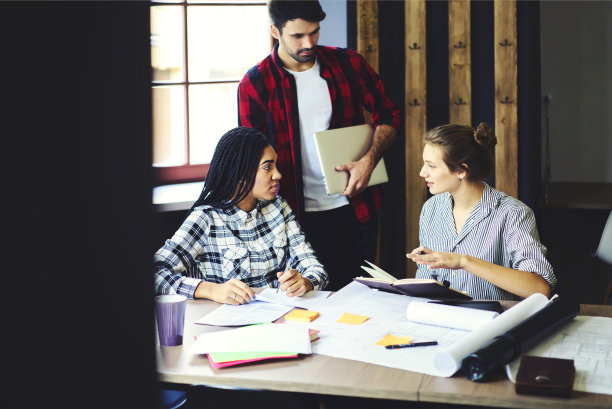 有技能的男女留学生交流思想图片下载