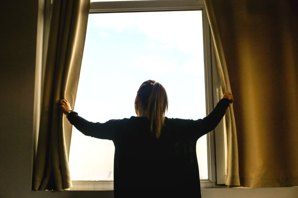 从窗户往里看的女人图片下载