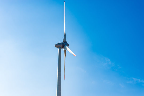 风力涡轮机顶着蓝天图片下载