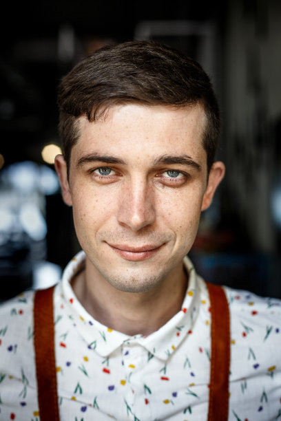 快乐英俊的年轻人肖像图片下载