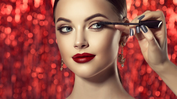 化妆师正在用华丽的模特面孔工作。化妆品和化妆品。素材图片
