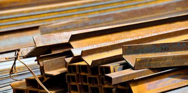 建筑工地上的槽钢图片下载