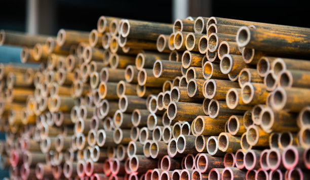 生锈的钢管堆在一起图片下载