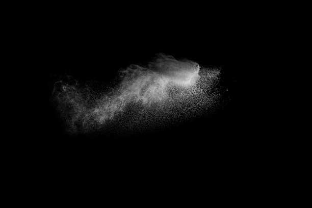 在黑色背景上冻结白色粒子的运动。白色颗粒爆炸。抽象的白色粉尘覆盖纹理。图片下载