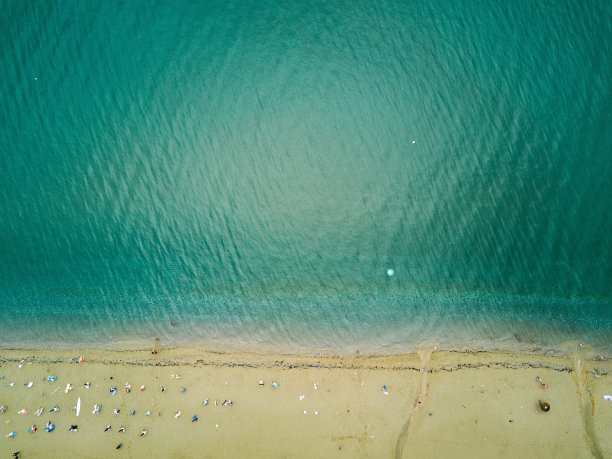 鸟瞰海边的金色海滩图片下载