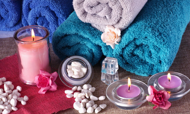 水疗和健康设置与鲜花和毛巾图片下载