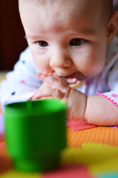 宝宝在家里玩和发现彩色玩具积木图片下载