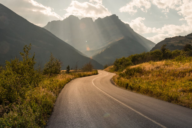 蜿蜒穿过沃特顿国家公园的道路，阿尔伯塔，加拿大图片下载