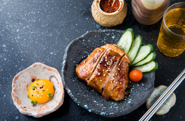 日式烤鸡配照烧酱汁。图片下载