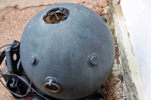 塞瓦斯托波尔堤岸上的旧水雷图片下载